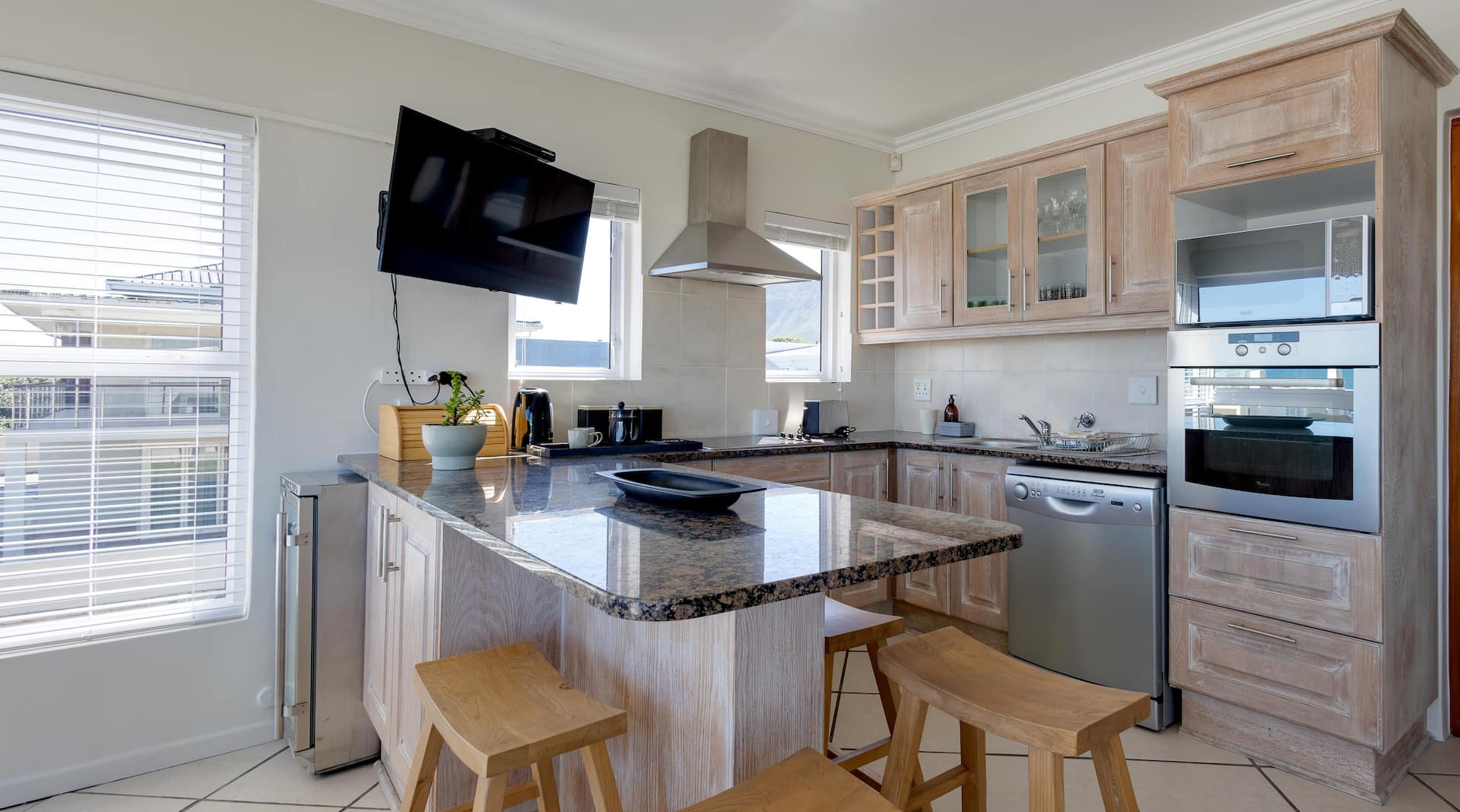 Green Street, Blue View – 3 bedroom self-catering holiday home in Onrus, Hermanus thumbnail 5