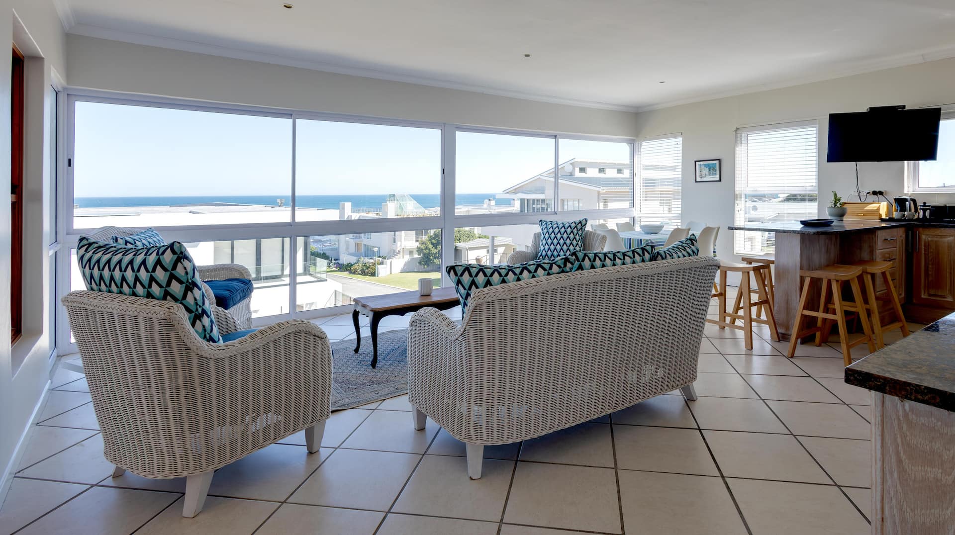 Green Street, Blue View – 3 bedroom self-catering holiday home in Onrus, Hermanus thumbnail 2