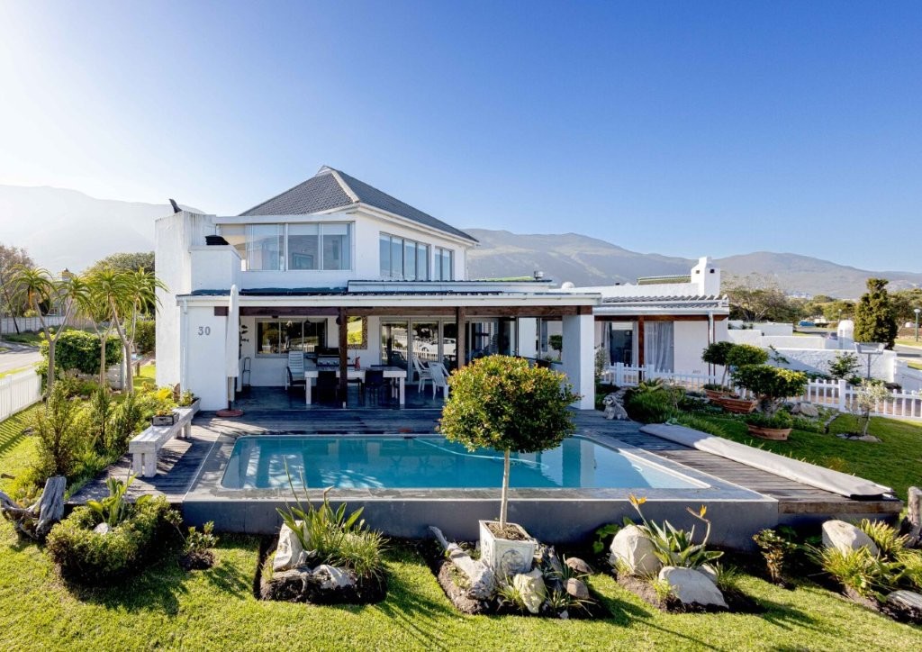 Luxury holiday home with pool and mountain views in Onrus