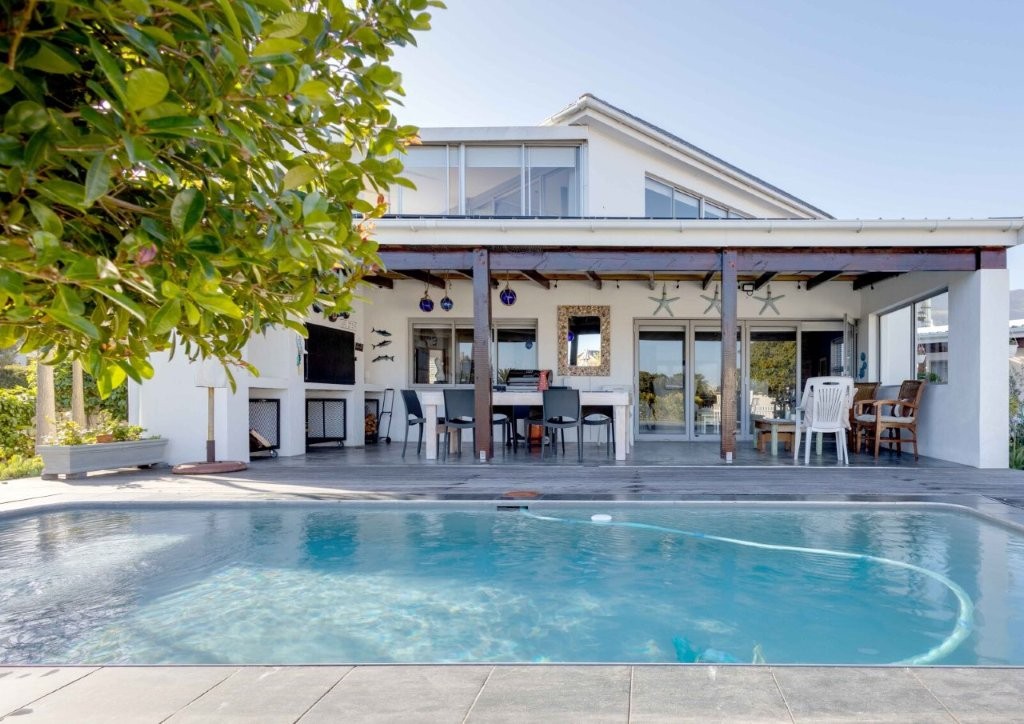 Luxury holiday home with pool and entertainment area